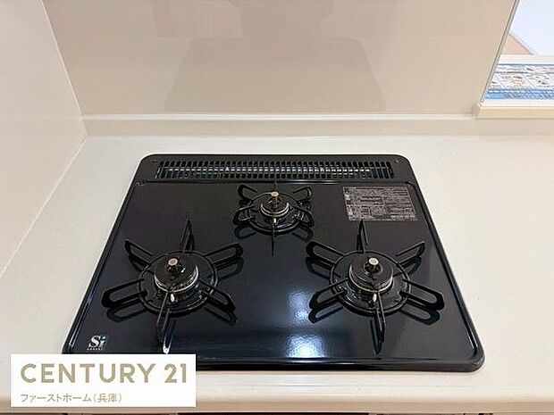 三口コンロが設置されているキッチンです。すっきりとした見た目が特徴で調理スペースも確保されています。シンプルなデザインで清潔感があります。ガス台まわりのお手入れもしやすい仕様です。
