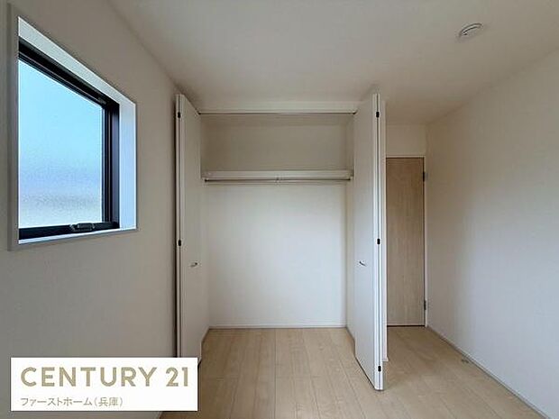 シンプルな内装が特徴の収納スペースです。クローゼットは両開きタイプで使いやすく設計されています。窓から自然光が差し込み明るい空間となっています。