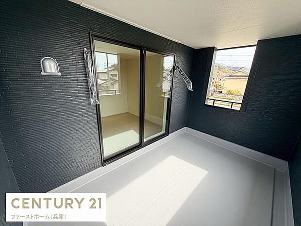 広々としたバルコニーは開放感のある空間が魅力です。壁付けのライトがアクセントになり明るさも確保されています。ガラス戸から光がたっぷり入り日当たりも良好です。周囲の景色を楽しめる設計となっています。