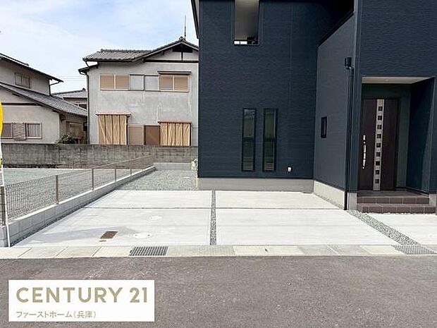 広々としたスペースが確保された駐車場です。コンクリート舗装されており車の出し入れもしやすい設計です。敷地内での駐車が可能なので便利です。駐車場の配置が建物とのバランスも良好です。