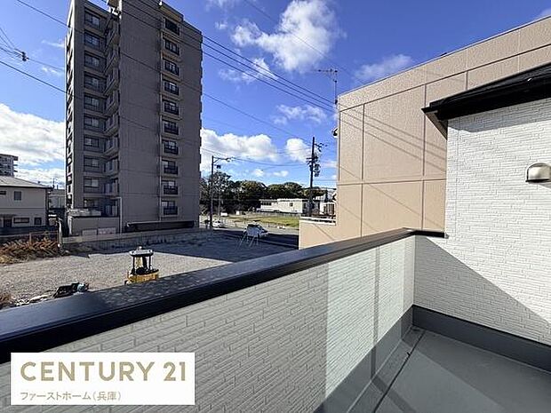 開放的なバルコニーからは広い空と周囲の景色を楽しめます。明るい陽射しが差し込む空間となっています。ゆとりのあるバルコニーでさまざまな使い方ができます。近隣の建物とも適度な距離感があります。