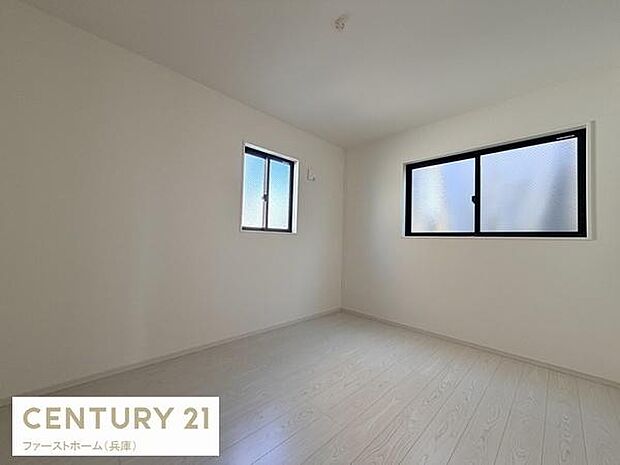 二面採光の洋室で明るさが感じられる空間です。シンプルな内装がお好みに合わせたアレンジを楽しめます。床や壁も落ち着いた色合いで圧迫感のない仕様です。ゆったりとした広さが特徴です。