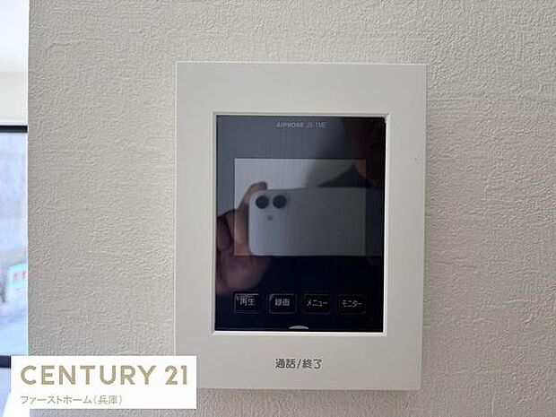 壁に設置されたモニター付きインターホンが安全性と利便性を高めています。シンプルなデザインが空間に調和します。タッチパネル式で操作も簡単です。来客対応がスムーズに行えます。