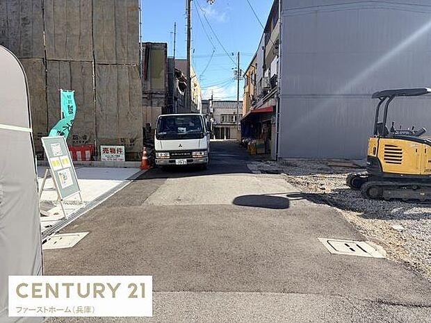 前面道路は幅員がしっかり確保されており車の出入りもスムーズに行えます。道路沿いは整備が進んだ印象で周辺環境もすっきりとしています。現地は工事中ですが今後の利便性にも期待できます。