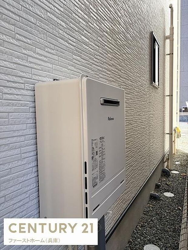 外壁に設置された給湯器が印象的な一枚です。すっきりとしたデザインが外観に調和しています。機器周辺も整理されていてメンテナンスもしやすそうです。外壁の質感と給湯器の色合いがきれいにまとまっています。