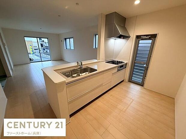 広々としたキッチンは使いやすいレイアウトです。明るい空間で作業動線も確保されています。シンクとコンロが近く調理もスムーズに行えます。収納スペースが充実しすっきりとした印象です。