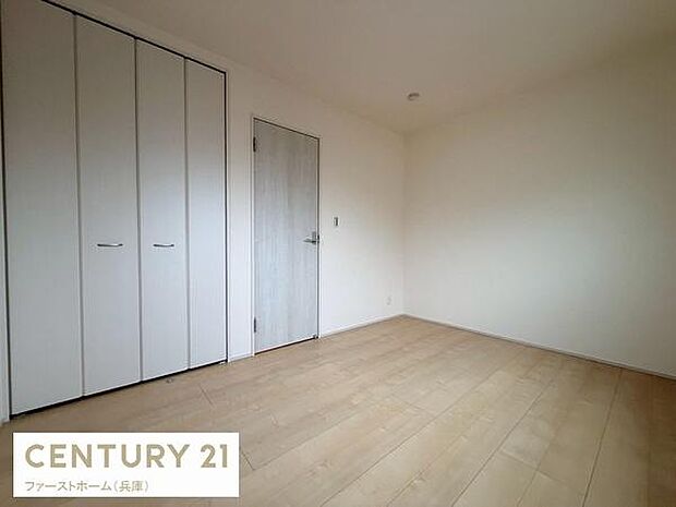 明るい色合いの床と壁で広々とした印象の子供部屋です。収納に便利なクローゼットを完備しております。シンプルな内装でインテリアも自由に楽しめます。落ち着いた空間が特徴の一部屋です。