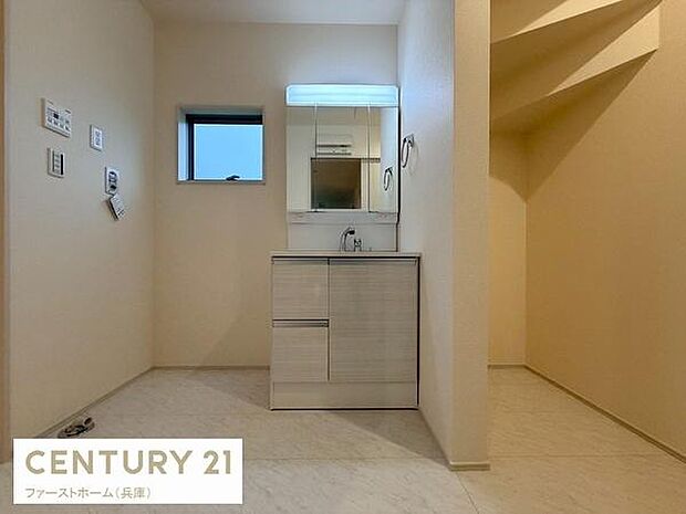 明るい空間に設置された洗面台は使いやすい仕様です。収納スペースも備えすっきりとした印象を与えます。ミラーも大きく毎日の身支度に便利です。シンプルなデザインでお手入れもしやすいです。