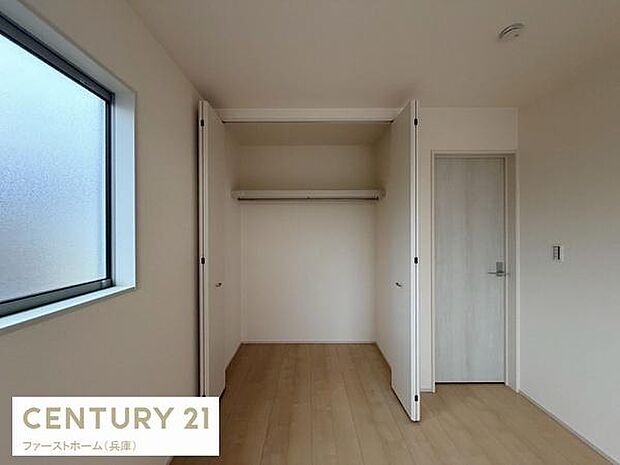 大きなクローゼットが備わっており衣類や小物の収納に便利です。シンプルな内装で空間がすっきりとしています。折れ戸タイプの収納で出し入れもスムーズです。明るい室内が特徴です。
