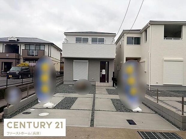 駐車場は舗装されており車の出し入れがしやすい設計です。敷地内に複数台分のスペースが確保されています。建物の前に配置され家とのアクセスもスムーズです。