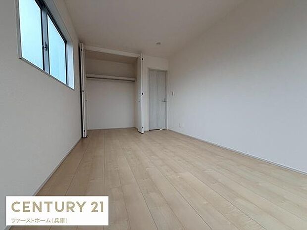 シンプルなデザインの洋室は使いやすい間取りが魅力です。大きな窓から光が差し込み室内が明るく感じられます。クローゼットが備え付けられており収納スペースも確保されています。