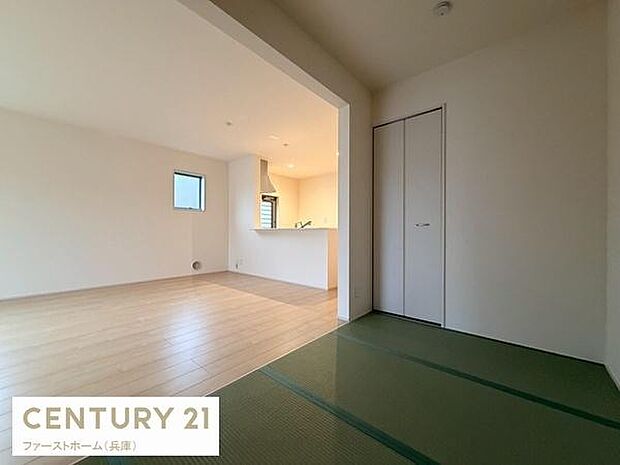 和室スペースがリビングと隣接し空間にゆとりを感じられます。小窓からの明かりで室内が明るく保たれています。収納スペースも備わっており使い勝手も良好です。和と洋が調和した設計です。