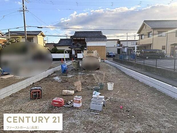 敷地が広く落ち着いた雰囲気の住宅街に位置しています。前面道路へのアクセスもスムーズです。工事中ですが整った整形地となっております。現地の様子からしっかりとした造成工事が進行中です。