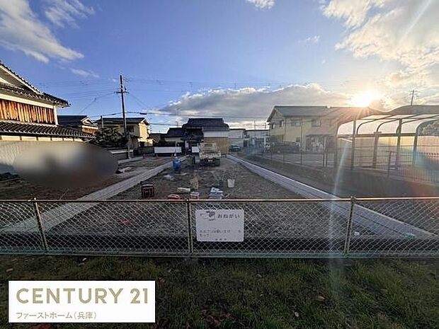開放感のある更地で建築計画が立てやすい形状です。周囲には住宅が点在し落ち着いた雰囲気が広がっています。敷地にはしっかりとしたフェンスも設置されています。日当たりも良好です。