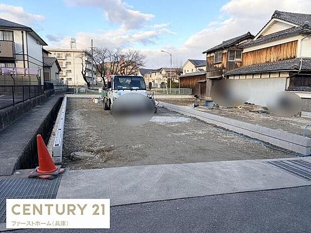 広々とした敷地で様々なプランに対応可能な土地です。周囲は落ち着いた雰囲気で住宅街の一角に位置しています。前面道路も広く車両の出入りもスムーズにできます。建築の自由度が高い点も魅力です。