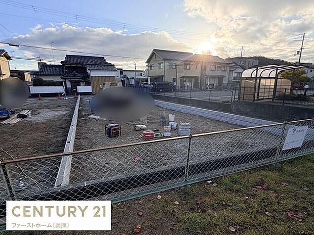 日当たりの良い開放的な土地です。建築計画が立てやすい整形地となっています。静かな住宅街に位置しており安心感があります。道路に面しているためアクセスも便利です。