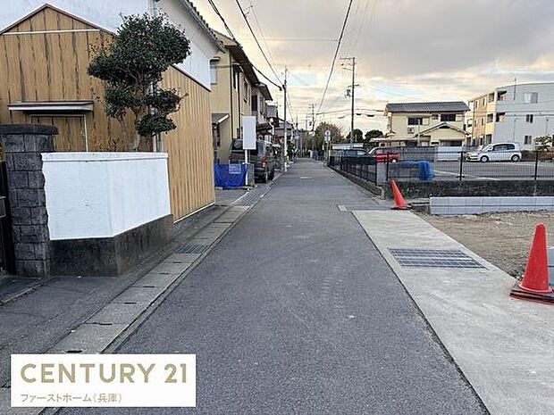 前面道路は広々とした印象で車の出入りがしやすい環境です。周囲は住宅が並び落ち着いた雰囲気が感じられます。道路沿いに整った歩道があり歩行者も安心です。