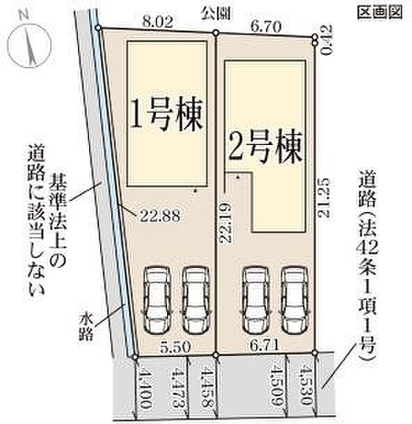 1号棟と2号棟が並んだシンプルな区画配置です。各棟には駐車スペースがしっかりと確保されています。前面道路へのアクセスも整っています。各区画の形状や広さが図面で確認できます。