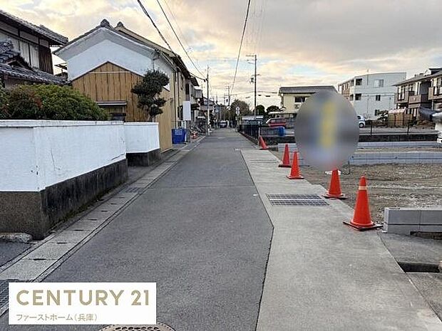 現地前面道路はフラットで見通しが良く通行しやすい環境となっています。周辺の住宅も整然と並び清潔感があります。道路沿いには歩道スペースも確保され落ち着いた街並みが特徴です。