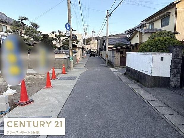 落ち着いた住宅街に位置し周辺は静かな環境が広がります。前面道路は交通量が少なく安心感があります。整った歩道と電柱の配列がすっきりとした印象を与えます。近隣には手入れの行き届いた植栽も見られます。