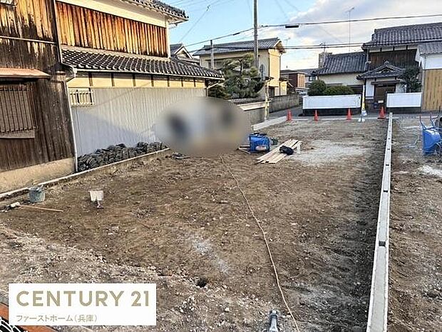 周辺は落ち着いた住宅街で静かな環境が広がっています。南向きで日当たりも良好です。整形地のため建築プランの幅が広がります。交通アクセスも便利な立地です。