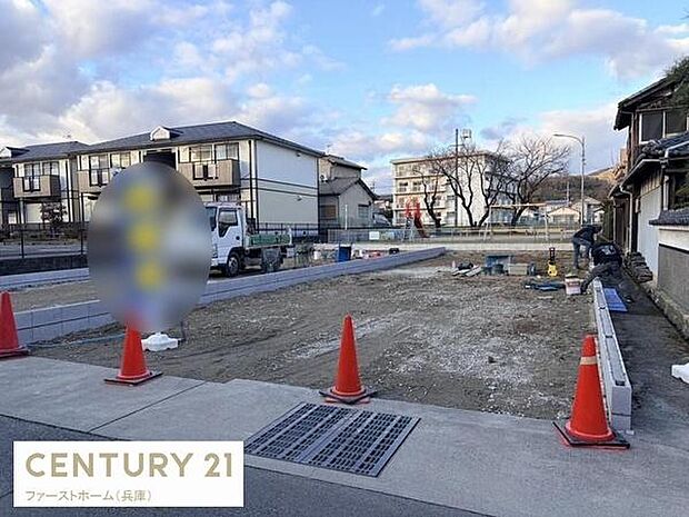 周辺には落ち着いた住宅が並び整った街並みが広がっています。敷地は整形で使いやすく建築計画が進めやすい現況です。幅員のある道路への接道も魅力です。現地の状態をぜひご確認ください。