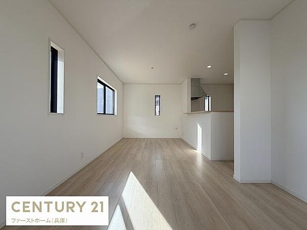 リビングは明るい日差しが入りやすい設計です。シンプルな内装で使い勝手が良い空間です。窓が複数あり室内の通風も良好です。隣接するキッチンまで視界が広がります。清潔感のあるフローリングが特徴です。