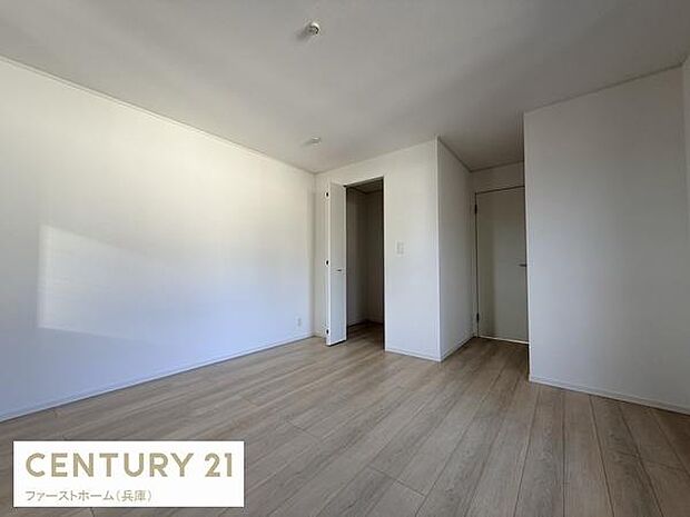 明るい光が差し込む寝室です。清潔感あふれる内装で落ち着いた雰囲気が広がります。使いやすいシンプルな間取りが魅力です。広さを感じるフローリング仕様でお手入れも簡単です。収納スペースも備わっています。