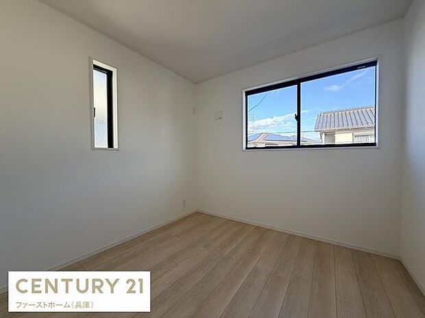 二面採光で明るい雰囲気の子供部屋です。シンプルな内装でアレンジしやすい空間となっています。床はナチュラルな色合いで落ち着いた雰囲気を演出します。窓から心地よい陽射しが差し込みます。