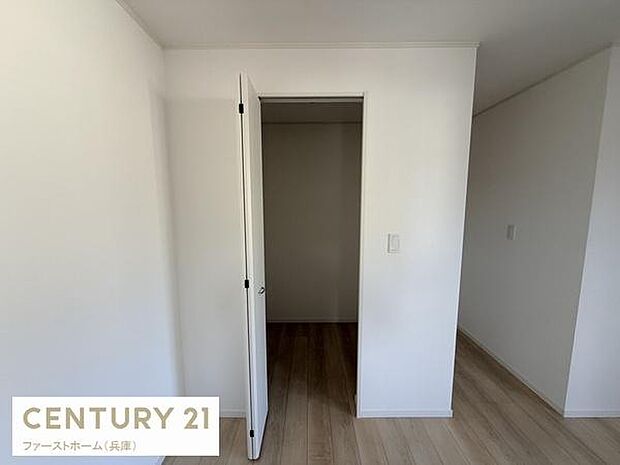 白を基調としたシンプルな収納スペースがあり室内の雰囲気に調和しています。扉付きで見た目もすっきりとしています。床までしっかりスペースが確保されているため収納力もうれしいポイントです。