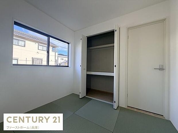 落ち着いた雰囲気の和室です。収納スペースも備えておりすっきりと使えます。窓からは自然光が入り室内が明るい印象です。シンプルなデザインで使いやすい空間です。畳の感触も楽しめます。