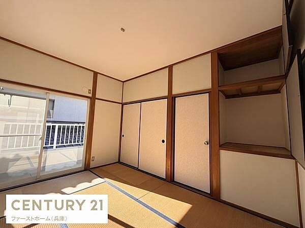 落ち着いた和室仕様の寝室です。日当たりが良く明るい空間が広がります。収納スペースも充実しており使い勝手の良さが特徴です。バルコニーへのアクセスも便利です。