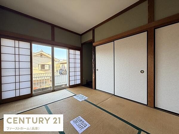 障子から差し込むやわらかな光が心地よく感じられる和室です。ふすまや畳の手入れが行き届いており清潔感があります。押入れ付きで収納スペースも確保されています。引き戸で開放感のある空間を楽しめます。