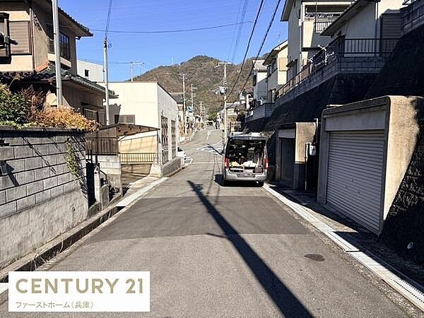 前面道路がしっかり舗装されており車の出し入れがしやすい環境です。周辺には住宅が並んでおり静かな雰囲気が感じられます。道路幅も十分に確保されていて見通しも良好です。
