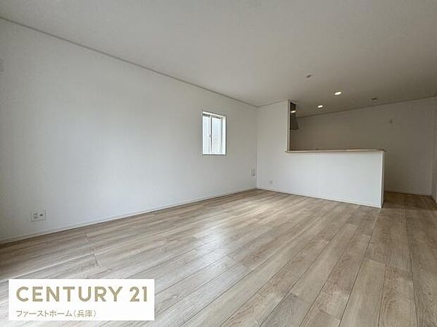 広々としたリビングが特徴の空間です。シンプルな内装で家具の配置がしやすくなっています。明るい床材が開放感を演出しています。キッチンとの境がすっきりとしたデザインです。自然光が取り入れやすい窓付きです。