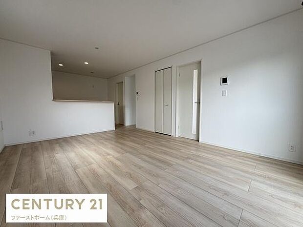 ナチュラルな色合いのフローリングが広がり空間をより明るく見せています。シンプルな内装で家具のアレンジも楽しめるリビングです。収納スペースも設けられすっきりとした印象を与えます。