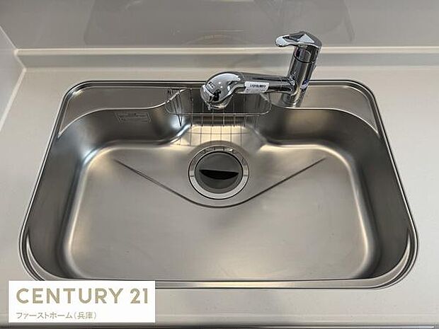 シンプルで使いやすいデザインのシンクです。水栓は操作しやすい位置に配置されています。すっきりとした見た目でお手入れも簡単です。深めのシンクなので様々な用途に対応できます。