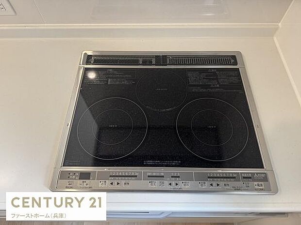 フラットなIHクッキングヒーターが設置されています。お手入れがしやすく掃除が簡単です。シンプルなデザインでキッチン空間がすっきりとします。操作パネルも見やすく使い勝手に配慮されています。