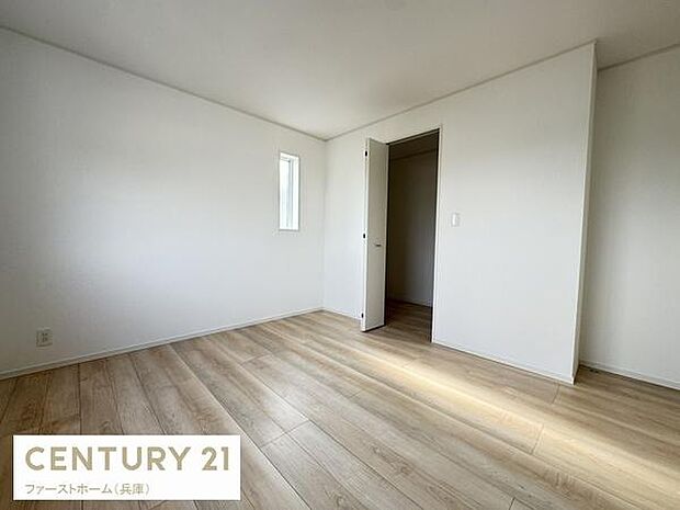 木目調のフローリングが明るい雰囲気を演出しています。壁や天井はホワイトで統一されており清潔感があります。小窓からの採光で室内がさらに明るくなっています。使い勝手の良いシンプルな間取りが魅力です。