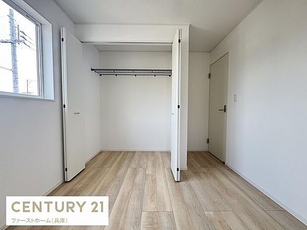 明るい光が差し込む洋室です。広々としたクローゼットで収納力があります。シンプルな内装で様々なインテリアに対応できます。清潔感のある空間が広がります。木目調の床が落ち着いた雰囲気を演出しています。