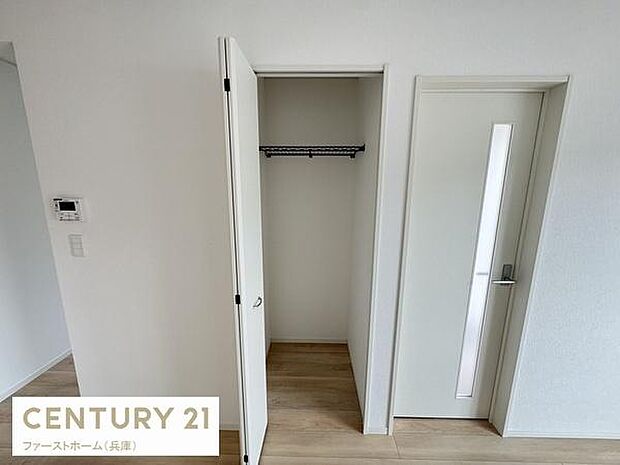 シンプルなデザインの収納スペースが備わっています。扉付きで中身をすっきり隠すことができます。床までしっかりとスペースが確保されており高さのある物も収納可能です。