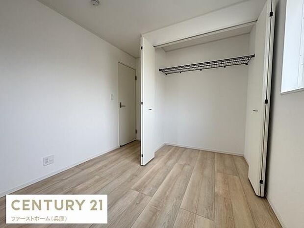 明るい日差しが差し込む洋室です。シンプルな内装でお好みの家具も合わせやすいです。広々としたクローゼットも備えています。使い勝手の良い形状が魅力です。清潔感のある空間です。