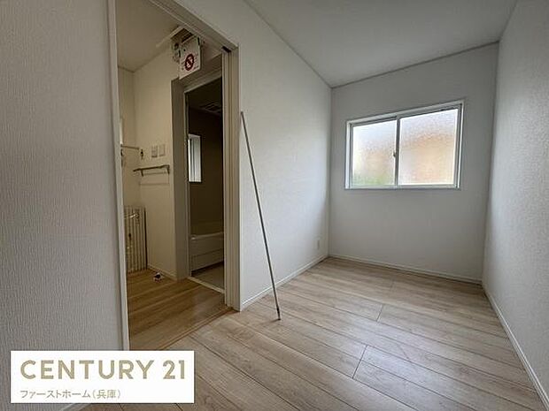 明るく清潔感のある洗濯スペースです。室内干しもでき雨の日も安心です。