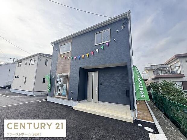 スタイリッシュな外観が印象的な建物です。広々とした駐車スペースが確保されています。明るい印象を与えるアクセントカラーもポイントです。周囲も閑静な住宅街に位置しています。