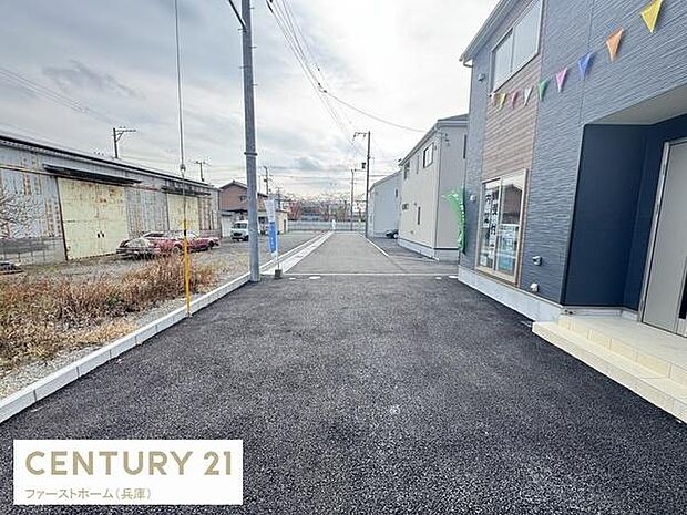 前面道路がきれいに舗装されており車の出入りもスムーズに行えます。周囲は見通しがよく安心感があります。敷地までのアクセスも確保されていて便利です。建物とも調和した景観が保たれています。