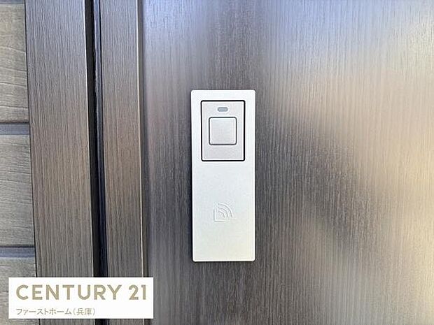 玄関にはシンプルでスタイリッシュなデザインのインターホンが設置されています。無駄のないフォルムで外観を損なわないのが特徴です。玄関まわりにすっきりとした印象を与えます。