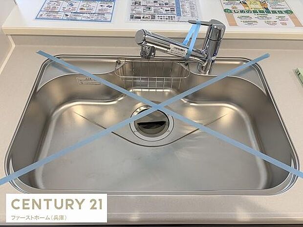 シンプルなデザインのキッチンシンクです。作業スペースが広く日々の家事もスムーズに行えます。ステンレス素材でお手入れも簡単です。水栓も使いやすく設計されています。快適なキッチン空間をサポートします。