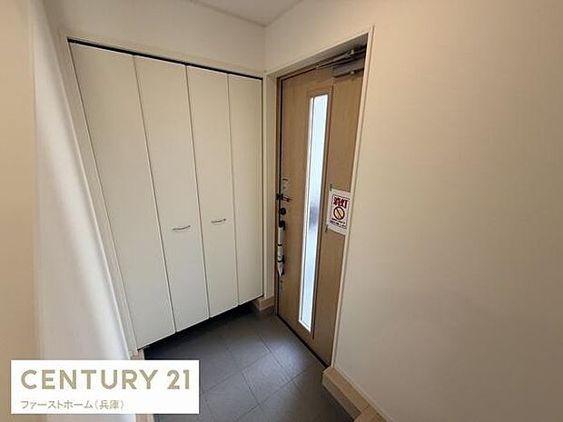 玄関にはシューズボックスが備わっており収納スペースがしっかりと確保されています。ドア横の縦長窓が自然光を取り込み明るい雰囲気です。清潔感のある内装が魅力的な玄関空間です。