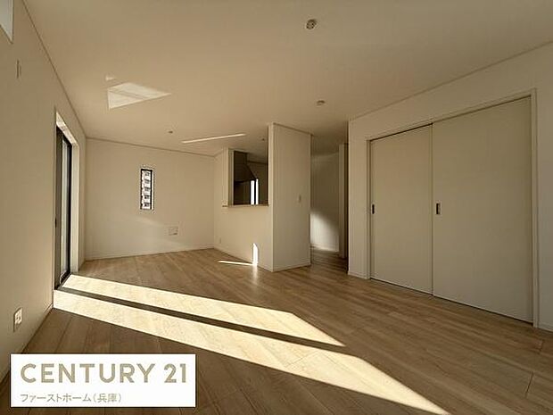 リビングにたっぷりと差し込む自然光が室内を明るく演出します。シンプルな内装でインテリアの配置がしやすい空間です。引き戸の収納もありすっきりとした印象を保てます。