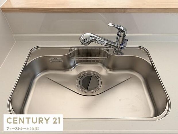 ステンレス製のシンクがすっきりと配置されています。蛇口もシンプルなデザインで手入れが容易です。シンク周りのスペースも広く使いやすさが感じられます。汚れがつきにくい仕様となっています。